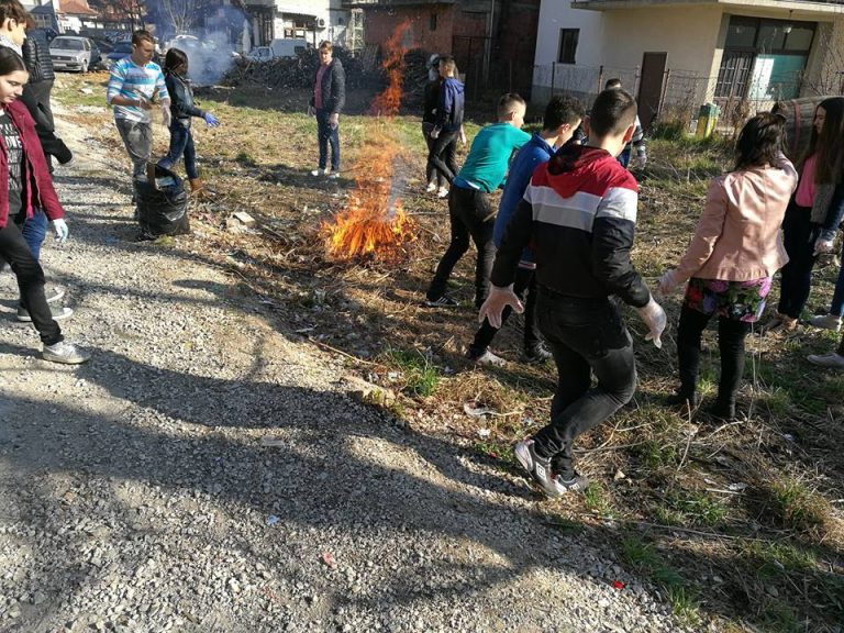 Učenici očistili školsko dvorište i dvorišta oko škole